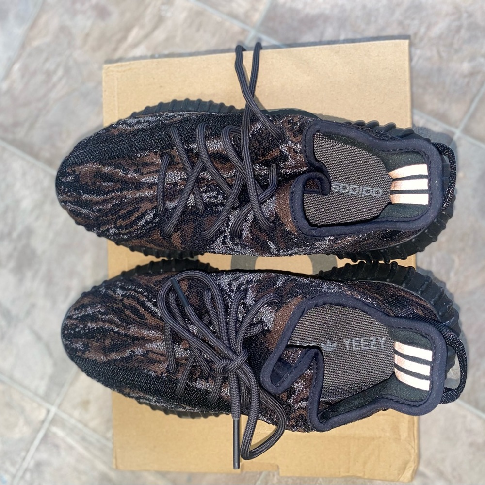 Yeezy Boost 350 V2 unisex women size 8 men size 6.5 like new used once only